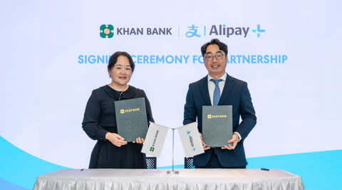 Ms. Erdenedelger Bavlai, First Deputy CEO of Khan Bank (left) and Mr. Frank Piao, Country Manager, Alipay+ Mongolia officiated the partnership ceremony at Khan Bank HQ, Mongolia. (Photo: Business Wire)