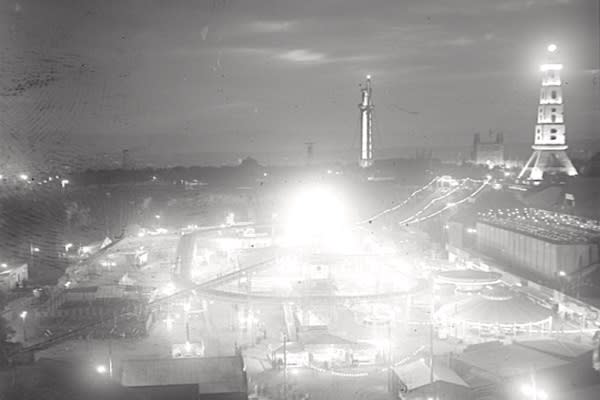 Vista nocturna del Parque de atracciones de la Foixarda, en la montaña de Montjuïc, con la Torre Jorba iluminada (imagen vía <a href="https://barcinogramas.com/2016/11/03/modernidad-y-transporte-como-atraccion/" rel="nofollow noopener" target="_blank" data-ylk="slk:barcinogramas;elm:context_link;itc:0;sec:content-canvas" class="link ">barcinogramas</a>)