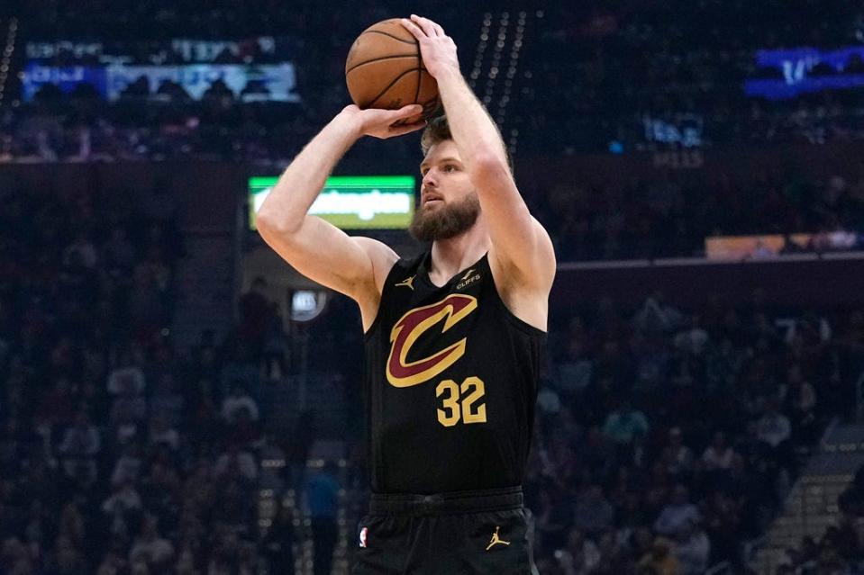 Cleveland Cavaliers forward Dean Wade (32) shoots in the first half of an NBA basketball game against the Boston Celtics, Tuesday, March 5, 2024, in Cleveland. (AP Photo/Sue Ogrocki)