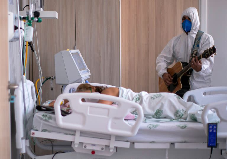 Un trabajador de la salud en un hospital de Belem