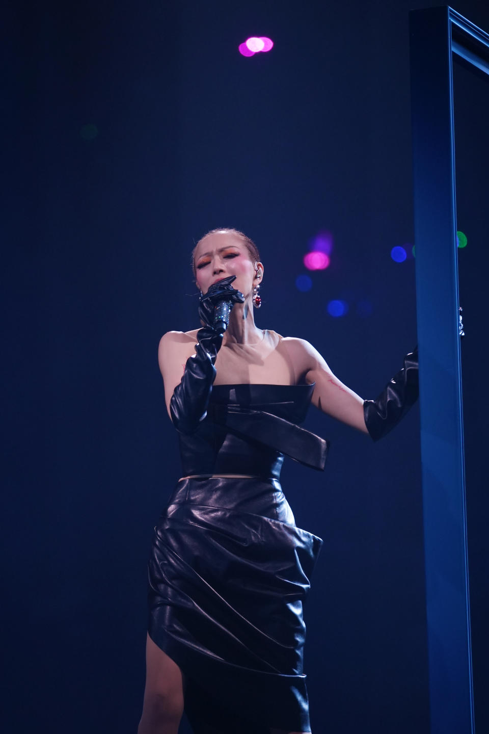 Sammi Cheng Concert｜YT's host Yin Ting Chau and Sammi picks up YT's low-cut suit jacket and the whole audience screams