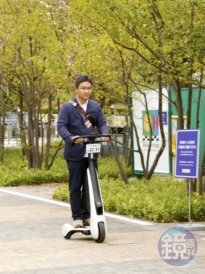 OPEN ROAD的電動滑板車體驗人氣滿點！可以看到這台電動滑板車還領有牌照。