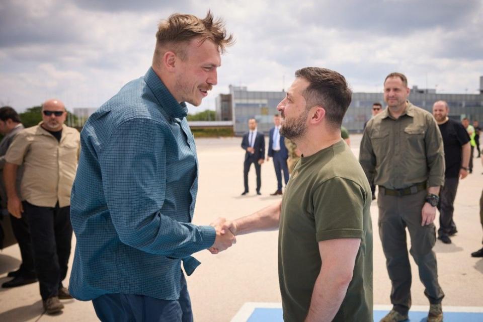 President Volodymyr Zelensky and Denys Prokopenko, the commander of the Azov Regiment, shake hands before returning to Ukraine. On July 8, commanding officers who defended the Azovstal plant in Mariupol finally returned to Ukraine from Turkey, where they had been kept after a prisoner exchange between Ukraine and Russia. (President's Office)