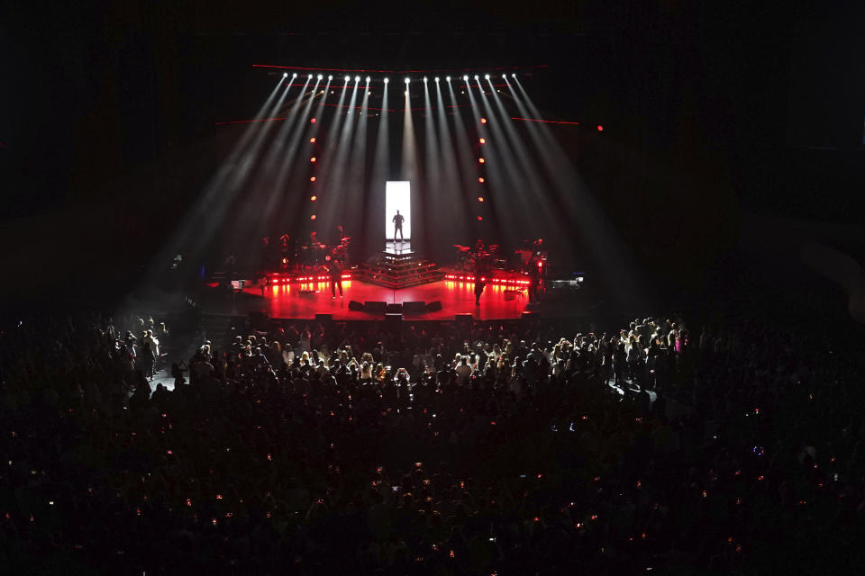 El cantautor español Alejandro Sanz se presenta en concierto en el Auditorio Nacional de la Ciudad de México el 9 de marzo de 2023. (Foto AP/Marco Ugarte)