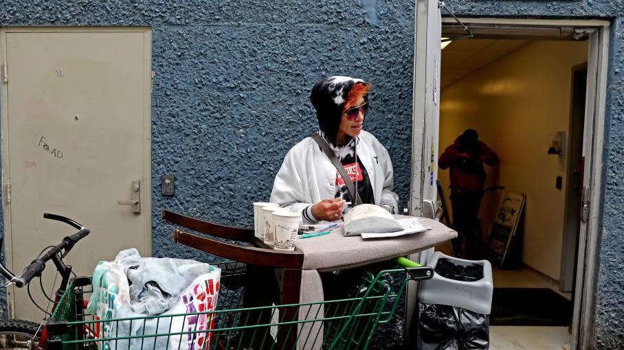 mujer sostiene un cigarrillo 