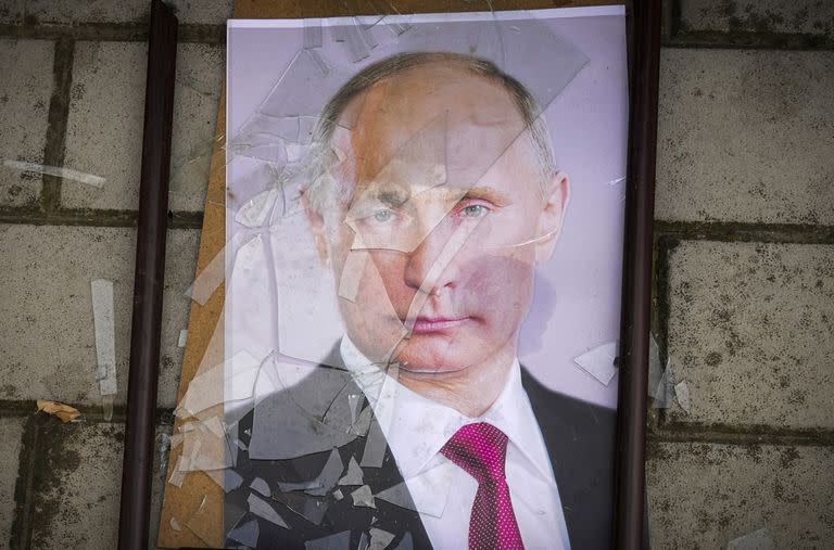 Archivo - Un retrato del presidente ruso Vladimir Putin yace en el suelo con su marco roto cerca de la prisión local de Jersón, Ucrania, el miércoles 16 de noviembre de 2022. Putin se ha abstenido de mencionar la salida de las tropas rusas de Jersón, posiblemente la retirada más humillante para su ejército en Ucrania. (AP Foto/Efrem Lukatsky, Archivo)