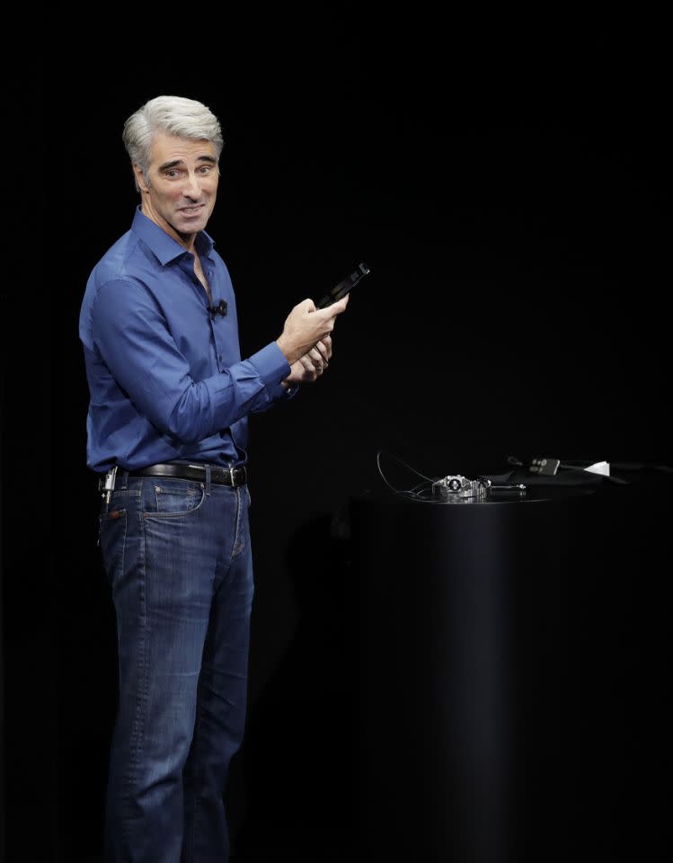 Craig Federighi, vicepresidente de ingeniería de software de Apple, habla de las características del nuevo iPhone X en el Teatro Steve Jobs del nuevo campus Apple el martes 12 de septiembre de 2017, en Cupertino, California (AP Photo/Marcio José Sánchez).