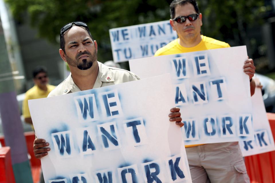 U.S. federal workers protest against the government shutdown outside the City View Plaza building that houses local offices of the Social Security administration, National Parks, and the Internal Revenue Service, in Guaynabo on the outskirts of San Juan October 8, 2013. Republicans offered a new approach on Tuesday to resolve the U.S. fiscal standoff, proposing creation of a bipartisan panel to work on deficit reduction and find ways to end the government shutdown and make recommendations on a debt-limit increase. (REUTERS/Alvin Baez)