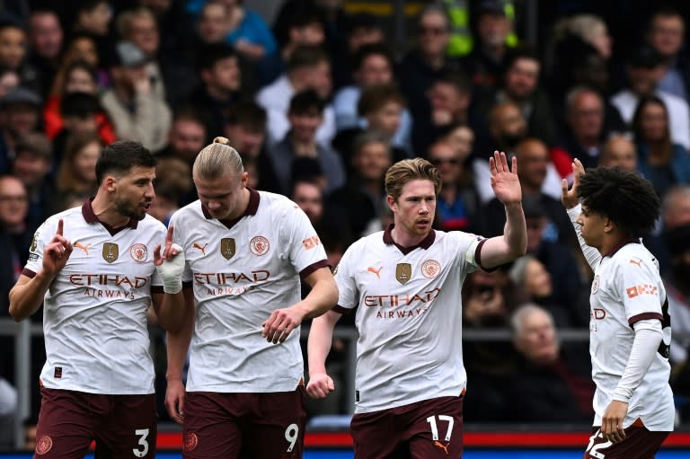 El belga Kevin De Bruyne (segundo por la derecha) celebra con ssu compañeros del Manchester City el primer gol en la victoria 4-2 frente al Crystal Palace en partido de la 32ª jornada de la Premier League disputado en Selhurst Park, al sur de Londres, el 6 de abril de 2024 (Ben Stansall)