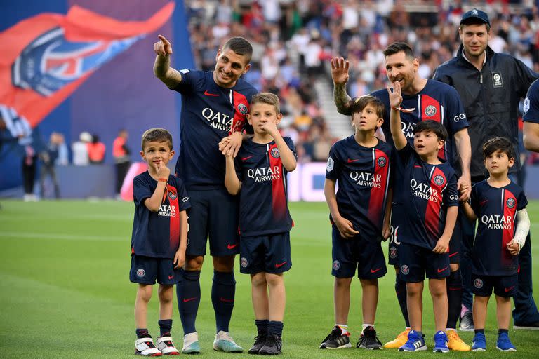 Marco Verratti y Lionel Messi, cada uno con sus hijos, en una imagen del último partido de la temporada pasada