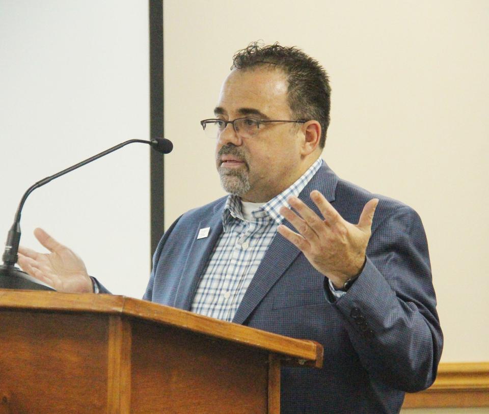 Bob Navarro of Heritage Corridor Destinations makes a presentation to the Pontiac City Council at its meeting Monday.