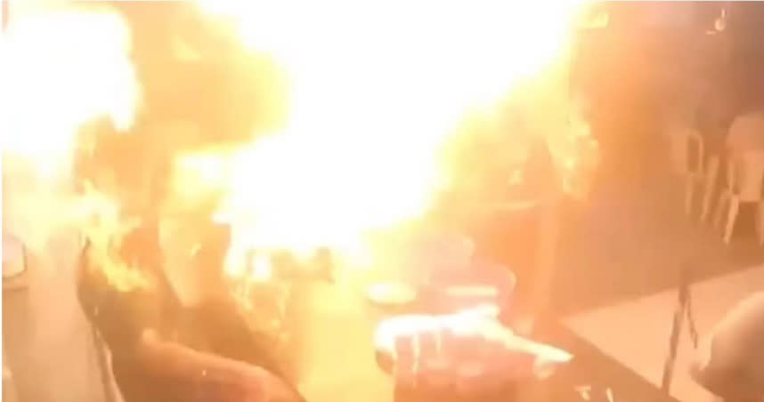 巴西牛排館一名員工倒酒精時突起火，導致3人燒傷送醫。（圖／擷取自X）