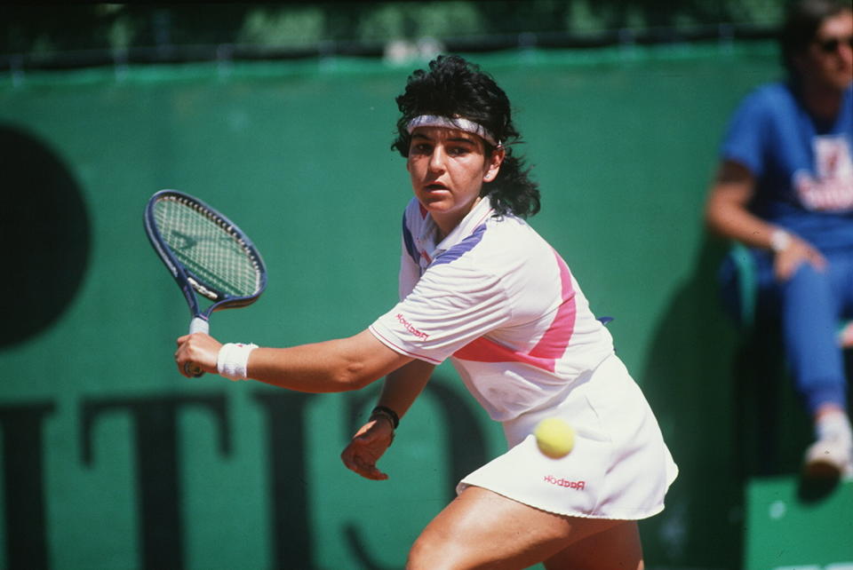 Arantxa Sánchez Vicario justo antes de golpear de revés una pelota durante un partido de tenis