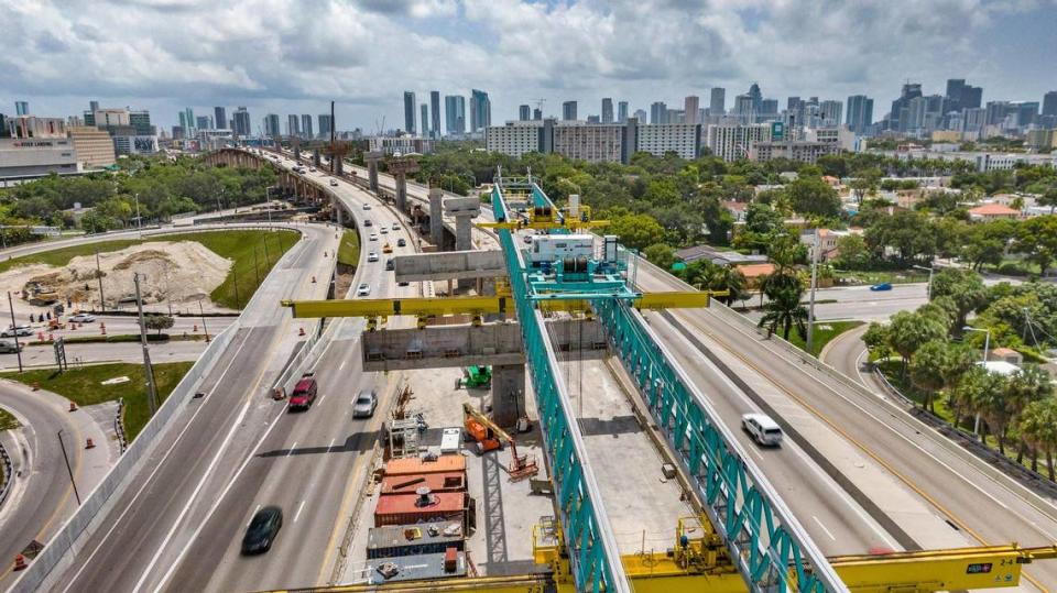 Vista hacia el este de varios pilares de la SR 836 en diferentes etapas de construcción y el segmento de tapa/elevador de vigas de 488 pies que se usará para construir la nueva sección de doble piso de la SR 836, como parte del Proyecto de Diseño y Construcción de I-395/SR 836/I-95, el miércoles 3 de agosto de 2022.