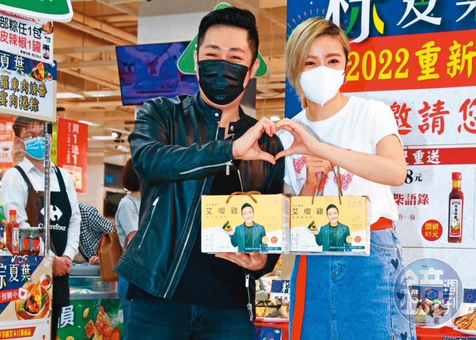 今年5月，王瞳（右）還和艾成（左）一起為旗下的海南雞肉粽站台，於公於私常常形影不離。