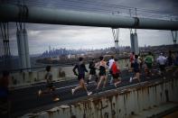 Runners make their way across the Verrazano-Narrows Bridge during the New York City Marathon in New York, November 2, 2014. REUTERS/Eduardo Munoz (UNITED STATES - Tags: SPORT ATHLETICS)