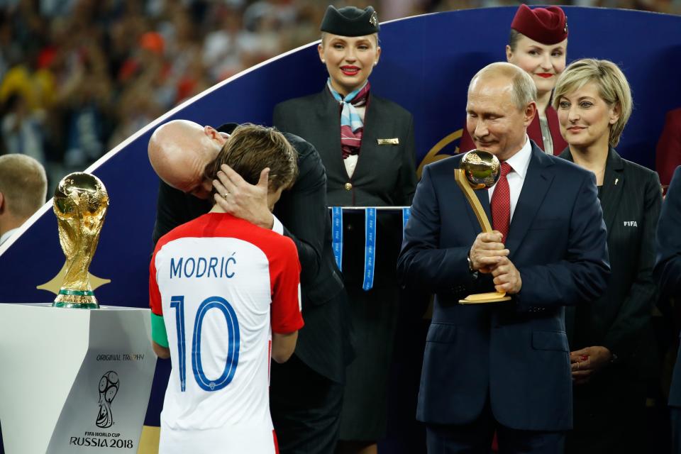 Marion Mayer-Vorfelder (r.) verteilte hinter Putin und Infantino die Medaillen. (Bild: Getty Images)