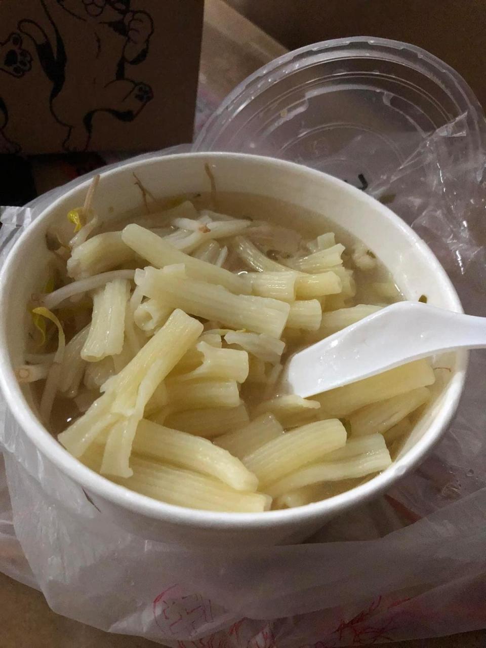 一名網友日前買了份義大利麵，沒想到打開後卻看到配料是豆芽菜，讓他相當傻眼。（翻攝自爆廢公社公開版）