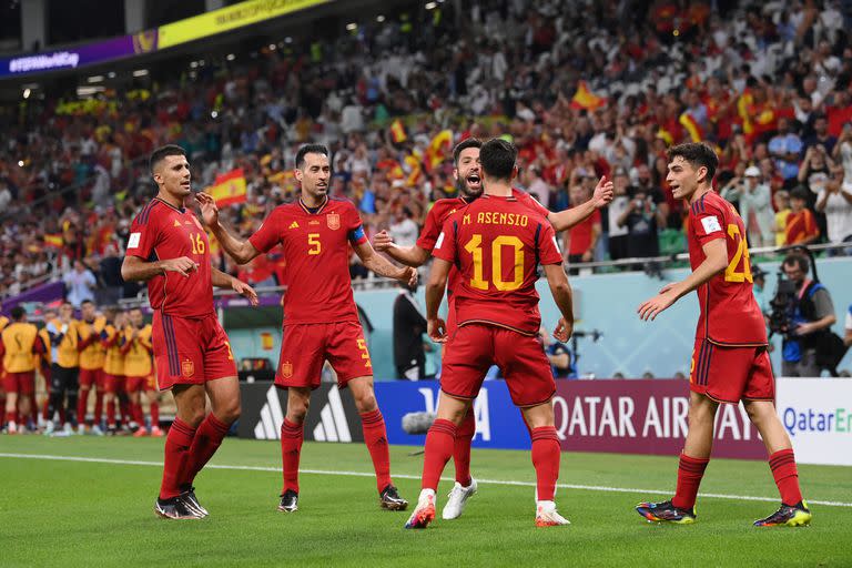 Marco Asensio festeja con sus compañeros el segundo gol de su equipo ante Costa Rica