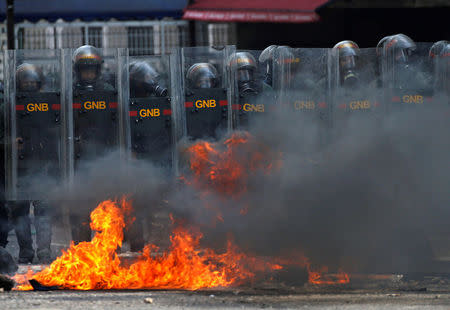 Riot police officers clash with opposition supporters during a rallying against Venezuela's President Nicolas Maduro in Caracas, Venezuela April 26, 2017. REUTERS/Carlos Garcia Rawlins