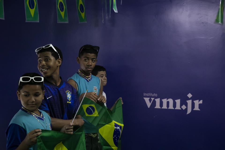 Un grupo de estudiantes espera que el seleccionador brasileño Tite anuncie su lista de convocados al Mundial de Qatar, en la escuela municipal Paulo Freire donde estudió Vinícius Júnior en Sao Goncalo, Brasil, el lunes 7 de noviembre de 2022 (AP Foto/Bruna Prado)