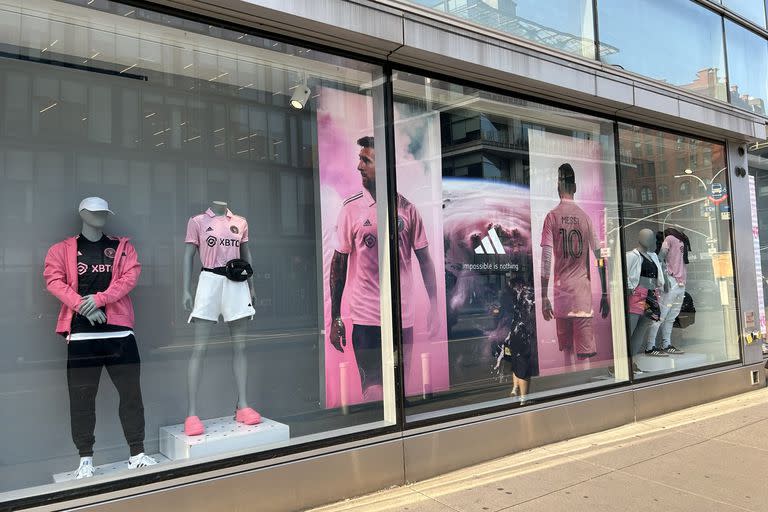 La vidriera principal de la tienda de Adidas del SoHo neoyorquino, con la nueva camiseta de Lionel Messi
