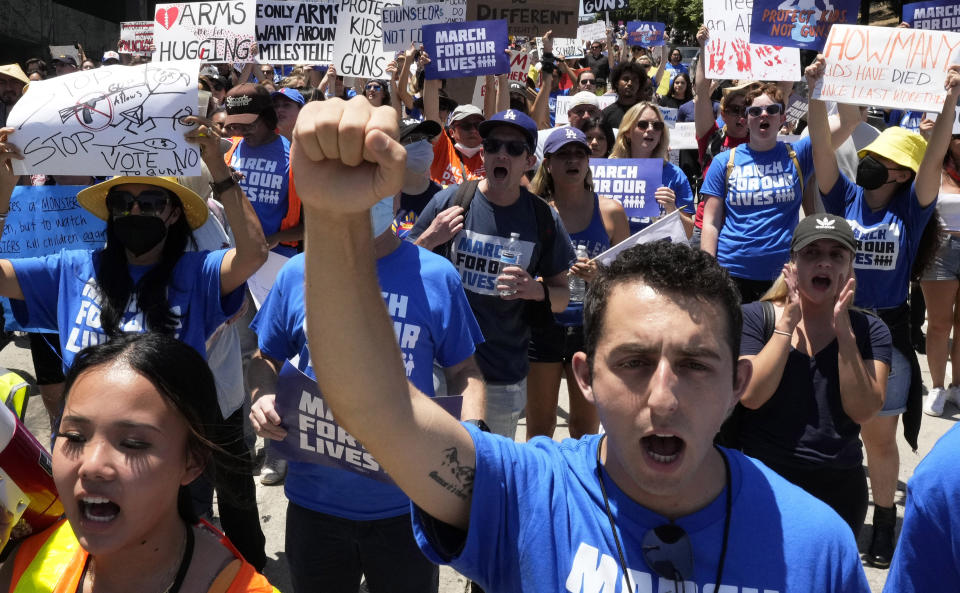 Badim Trubetskoy, de Boston y recién egresado de la Universidad del Sur de California, participa en la marcha para demandar leyes estrictas para el control de las armas de fuego, en el centro de Los Ángeles, el sábado 11 de junio de 2022. (Keith Birmingham/The Orange County Register vía AP)