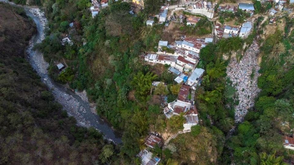 Un panorama de un vertedero ilegal a la orilla del río Las Vacas