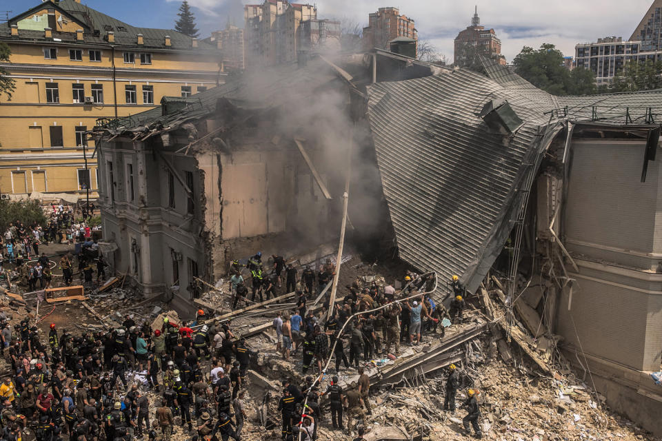 Image: destroyed building of the Ohmatdyt Children's Hospital (Roman Pilipey/AFP – Getty Images)