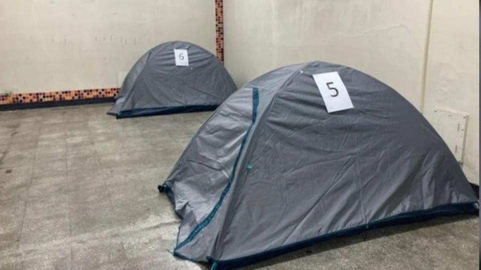 有台大學生表示，校內隔離環境是在室內住獨立帳篷進行隔離。。（圖／翻攝Dcard）
