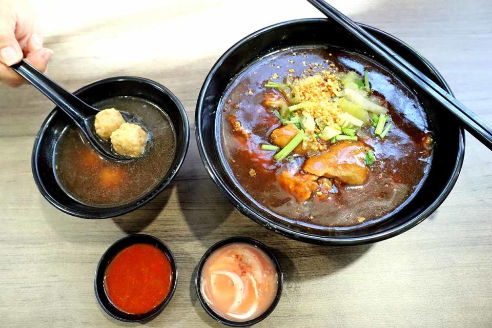 anchorvale village hawker centre guide - Hainan beef noodles closeup