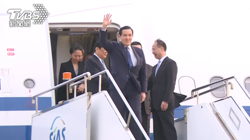 前總統馬英九今（27）日啟程訪問中國大陸，下午4點21分抵達上海浦東機場。（圖／TVBS）