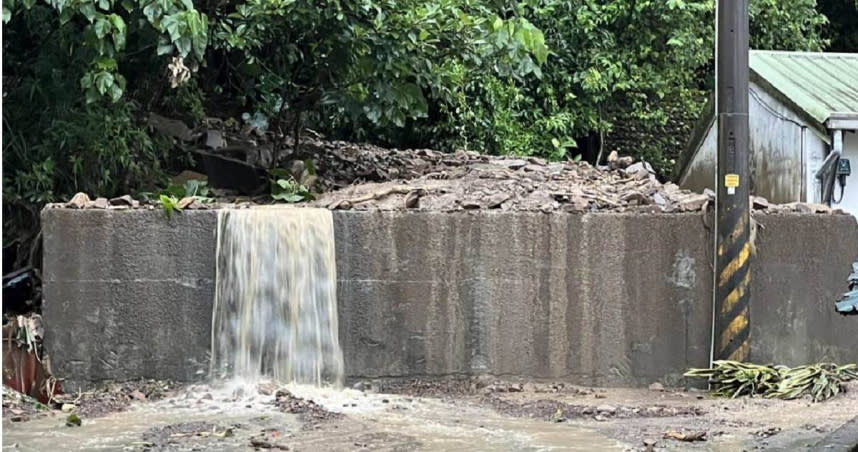 連日豪雨導致宜蘭縣頭城鎮濱海路七段發生土石流，水流泥石掩蓋路面。（圖／民眾提供／吳佩蓉宜蘭傳真）