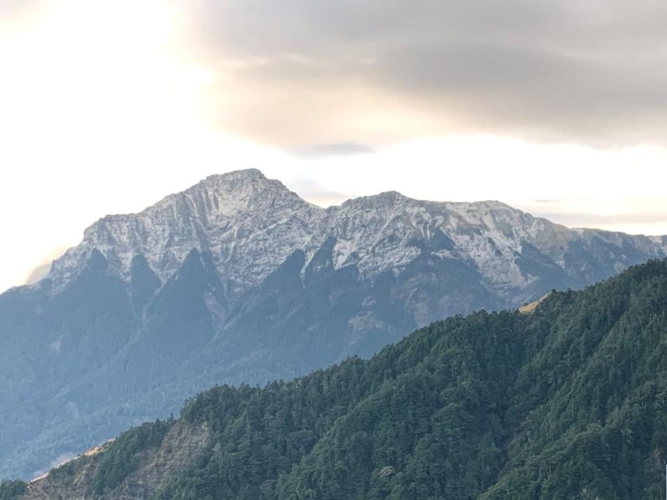 上個月下旬3000公尺以上高山都有明顯積雪，山友雪季登山要做萬全準備。（圖：彭清仁攝）