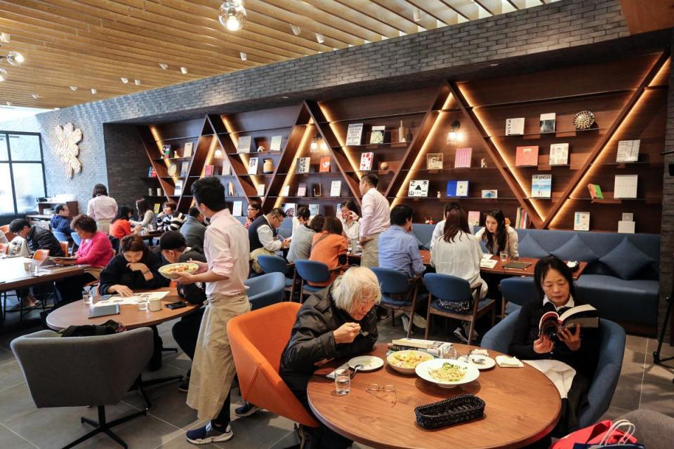中環與日本蔦屋書店合作，在統一時代百貨開出第一家店。