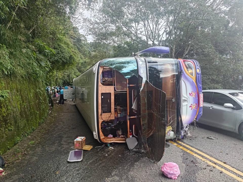 <strong>今天下午一輛遊覽車，行經宜蘭縣太平山國家風景區下坡時翻覆。（圖／中天新聞）</strong>