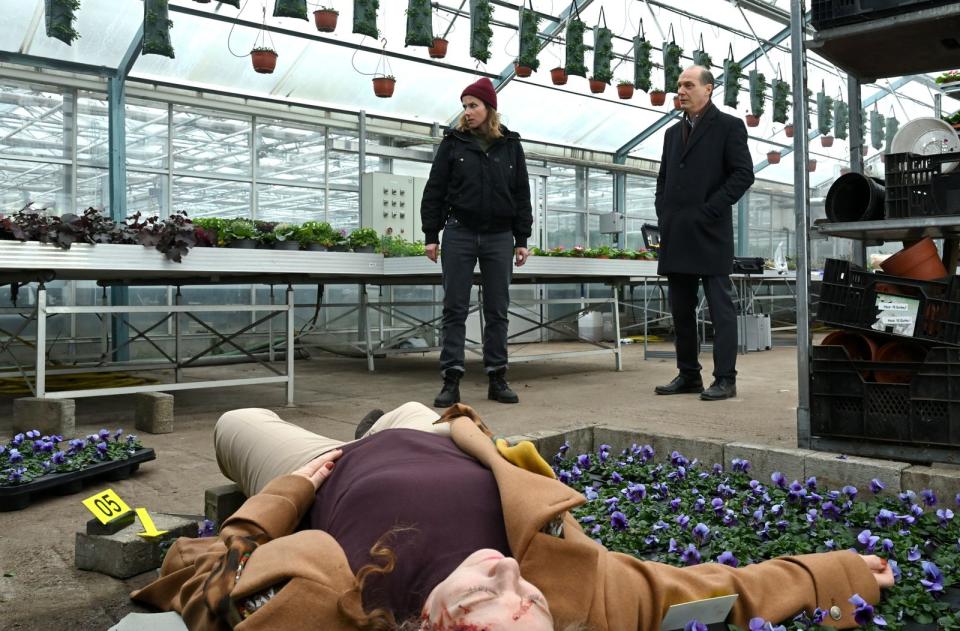 Eine Gärtnerei-Besitzerin liegt erschlagen zwischen ihrem Grünzeug: Karin Gorniak (Karin Hanczewski) und Kommissariatsleiter Peter-Michael Schnabel (Martin Brambach) erreichen den Tatort, die Gärtnerei Teichmann.
 (Bild: MDR / MadeFor / Hardy Spitz)