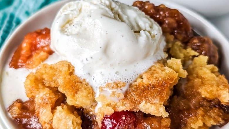 slow cooker pineapple dump cake