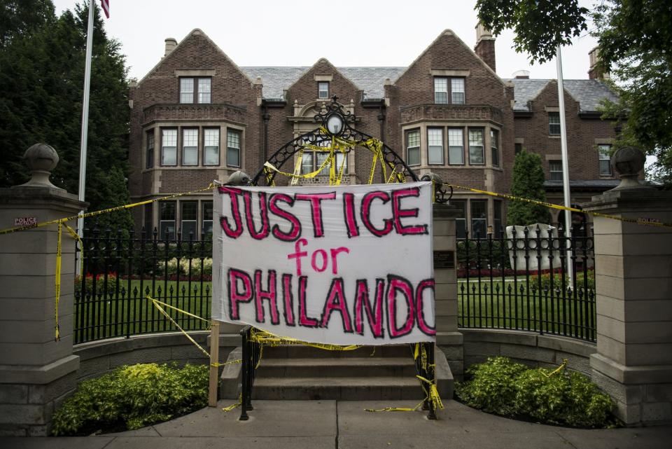 Police fatally shoot Philando Castile in Falcon Heights, Minn.