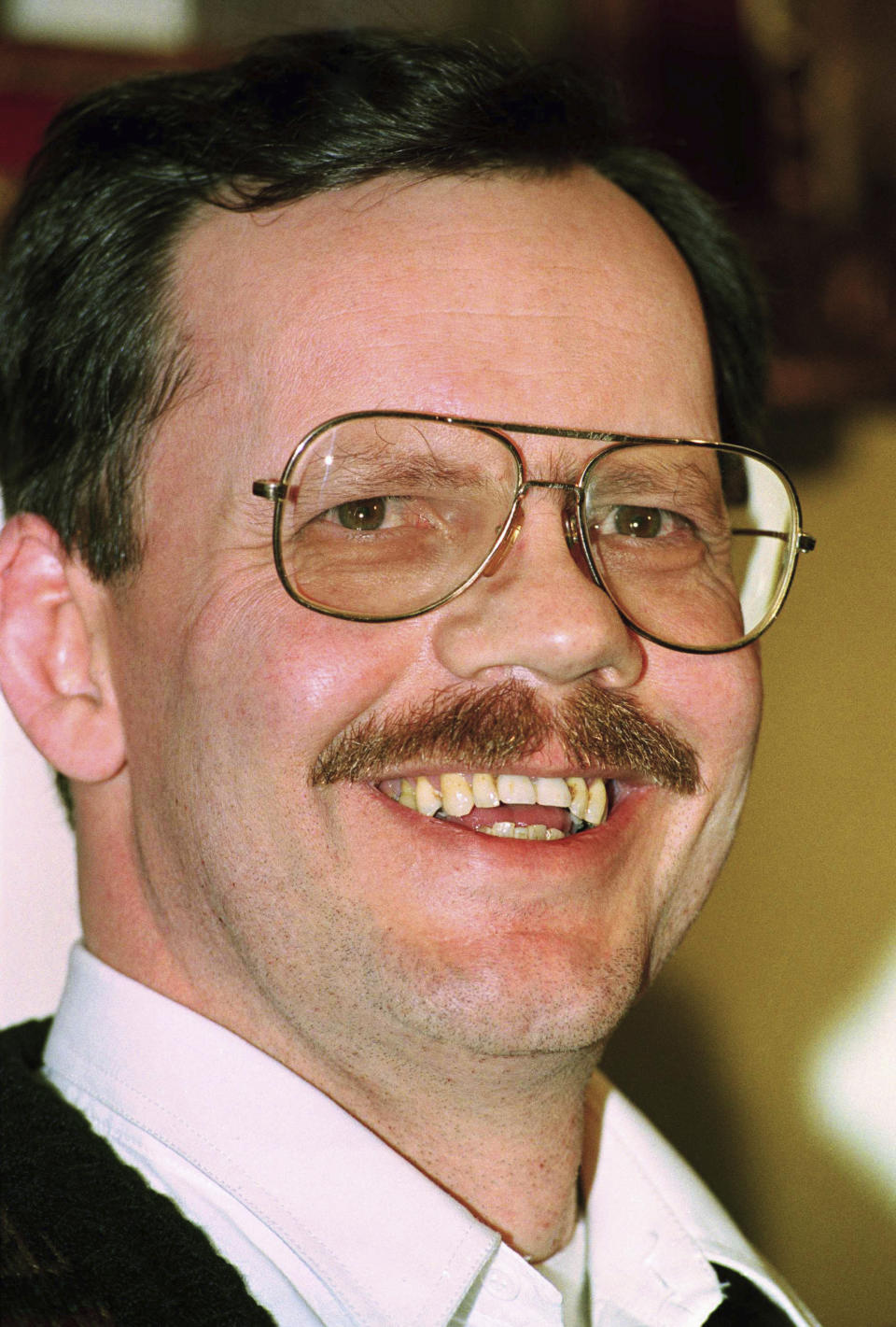 FILE - Former hostage Terry Anderson, the Associated Press chief Middle East correspondent, smiles during a news conference despite his broken glasses, Dec. 6, 1991, in Damascus, Syria. Anderson, the globe-trotting Associated Press correspondent who became one of America’s longest-held hostages after he was snatched from a street in war-torn Lebanon in 1985 and held for nearly seven years, died Sunday, April 21, 2024, at age 76. (AP Photo/Santiago Lyon, File)