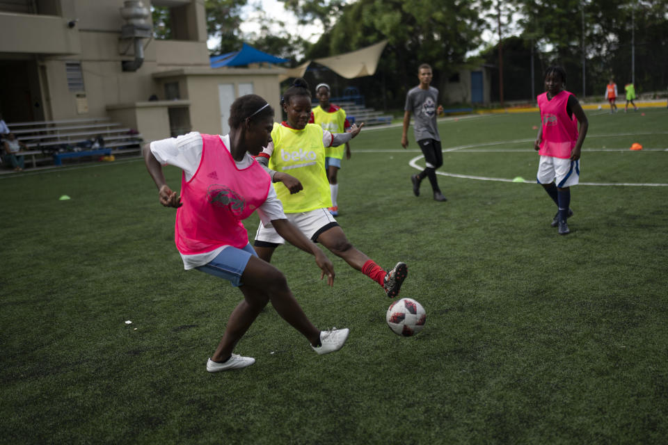 Chicas adolescentes juegan fútbol en la escuela Union de Puerto Príncipe, Haití, el lunes 5 de junio de 2023. (AP Foto/Ariana Cubillos