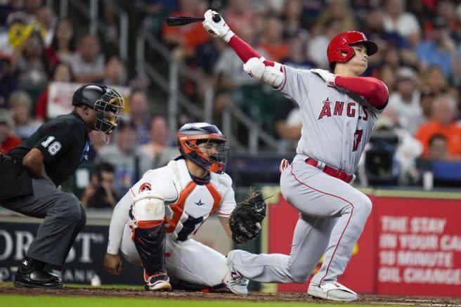 天使隊大谷翔平(右)對太空人擊出強勁二壘安打。（美聯社）