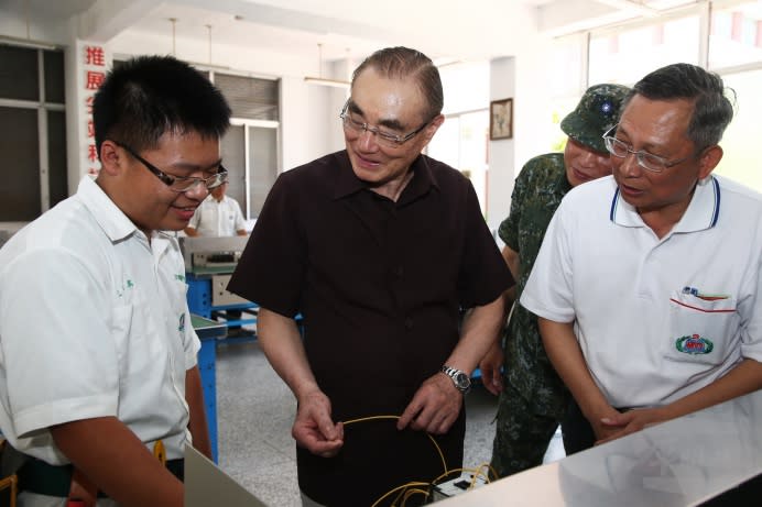 國防部長馮世寬9日參訪花蓮四維高中，親切詢問學生在實習工廠的學習情形。（軍聞社記者李一豪攝）