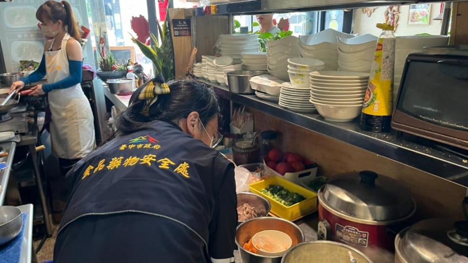 台中市食安處稽查人員前往各南洋料理餐廳進行衛生稽查。（圖／台中市府提供）