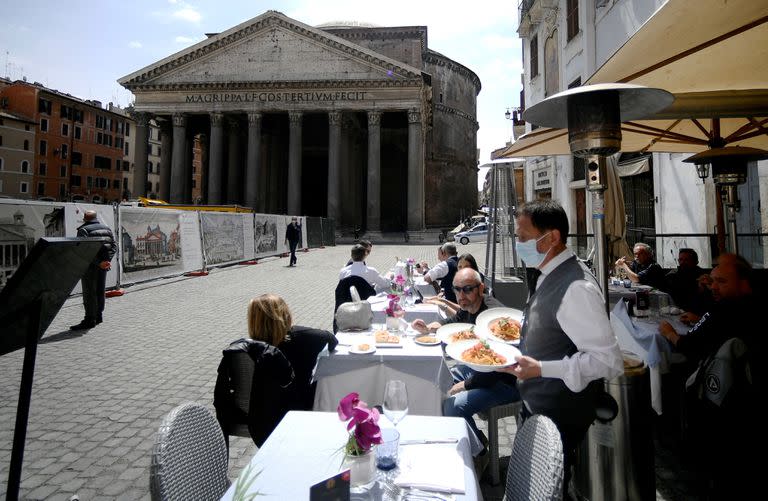 Almuerzo en un restaurante en la plaza del Panteón, en Roma. (Photo by Filippo MONTEFORTE / AFP)