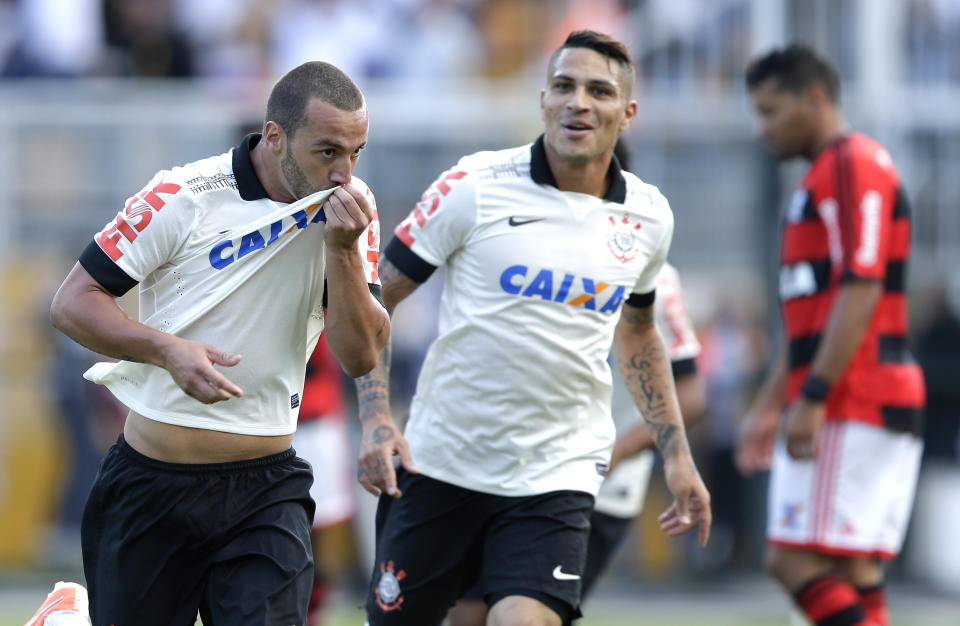 Corinthians' Guilherme, left, celebrates with teammate Paolo Gerrero after scoring against Flamengo during a Brazilian soccer league match in Sao Paulo, Brazil, Sunday, April 27, 2014. (AP Photo/Andre Penner)