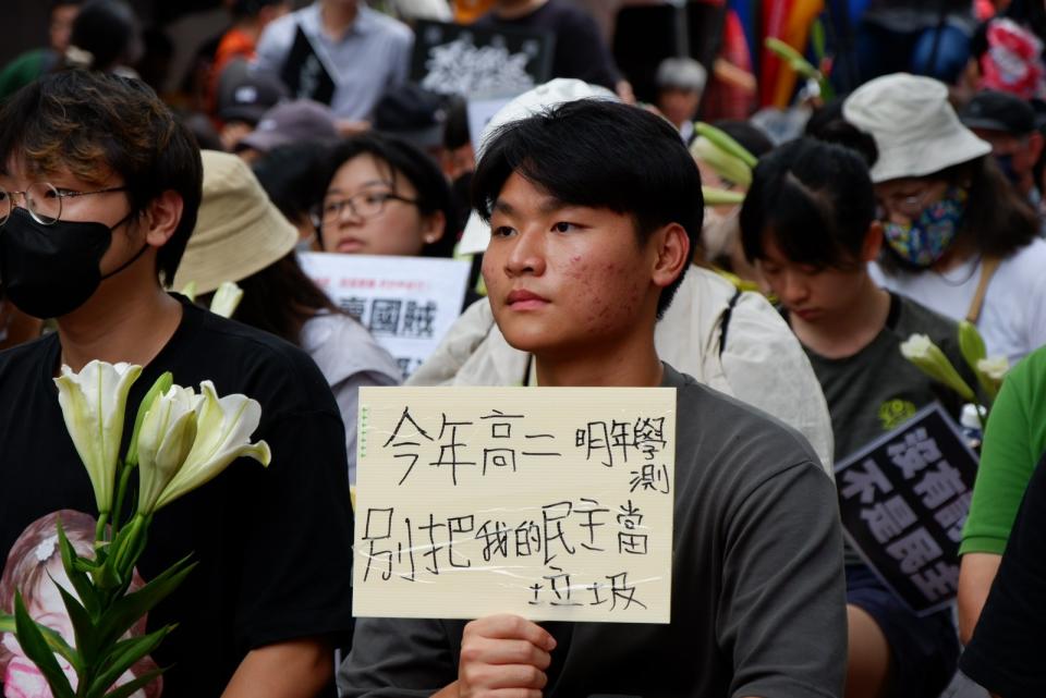 多個民團集結在立法院外，抗議院會續審國會改革法案，參與民眾手舉不同標語。陳祖傑攝