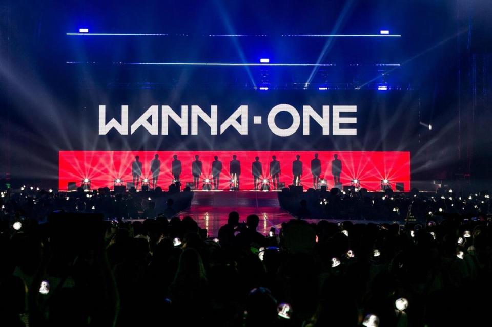 Wanna One舉辦世界巡迴演唱會，舞台設計與燈光效果華麗專業。（iMe提供）