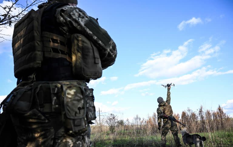 Soldados ucranianos utilizan un dron en Bakhmut, región de Donetsk, el 25 de septiembre de 2022, en medio de la invasión rusa de Ucrania.