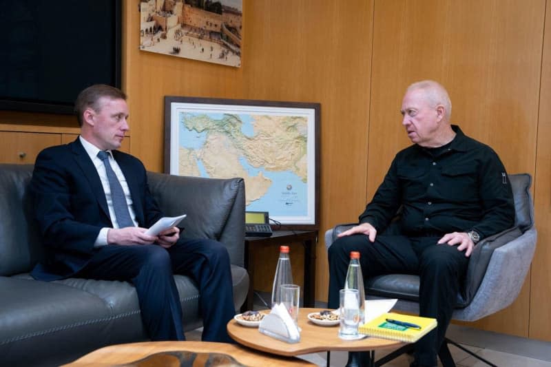 Israeli Defence Minister Joav Galant (R) and Jack Sullivan, US security advisor, hold a joint meeting. Ariel Hermoni/GPO/dpa